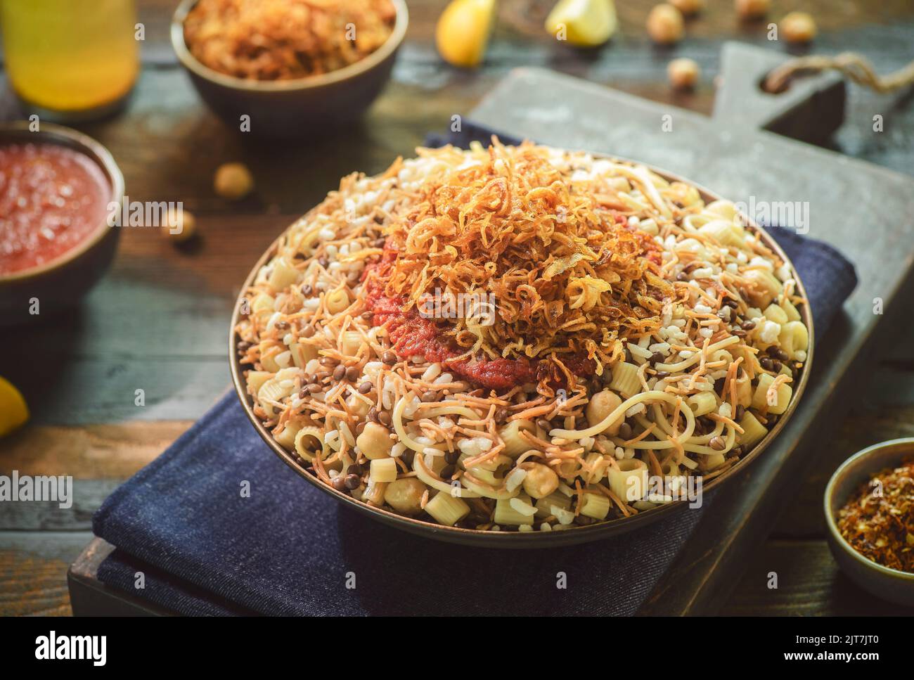 Cucina araba; cucina tradizionale egiziana: Delizioso Kushary o Koushari di riso, pasta, ceci, lenticchie, cipolle fritte croccanti e salsa di pomodoro. Foto Stock