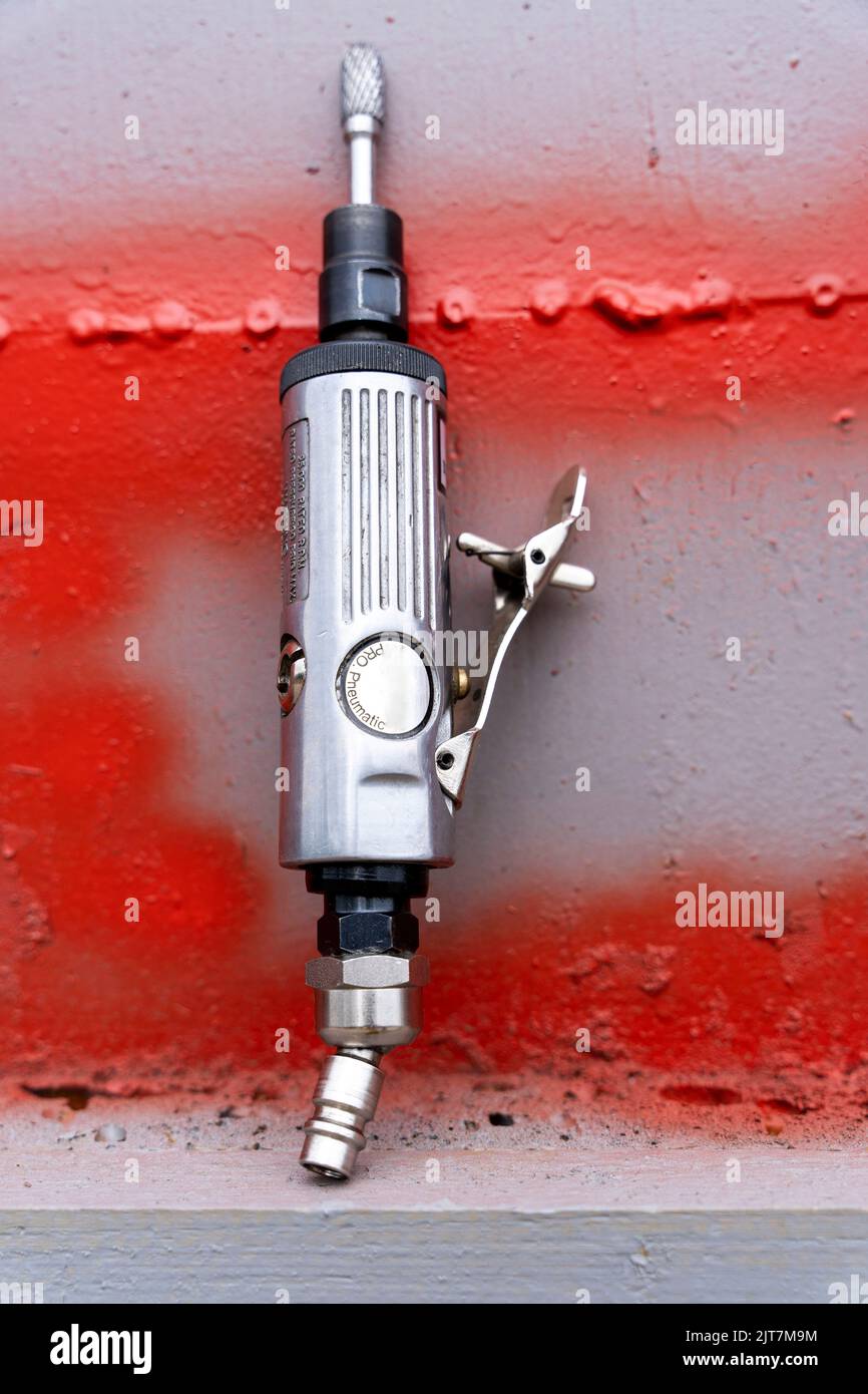 Rettificatrice pneumatica,utensile di smerigliatura ad aria su sfondo grigio Foto Stock