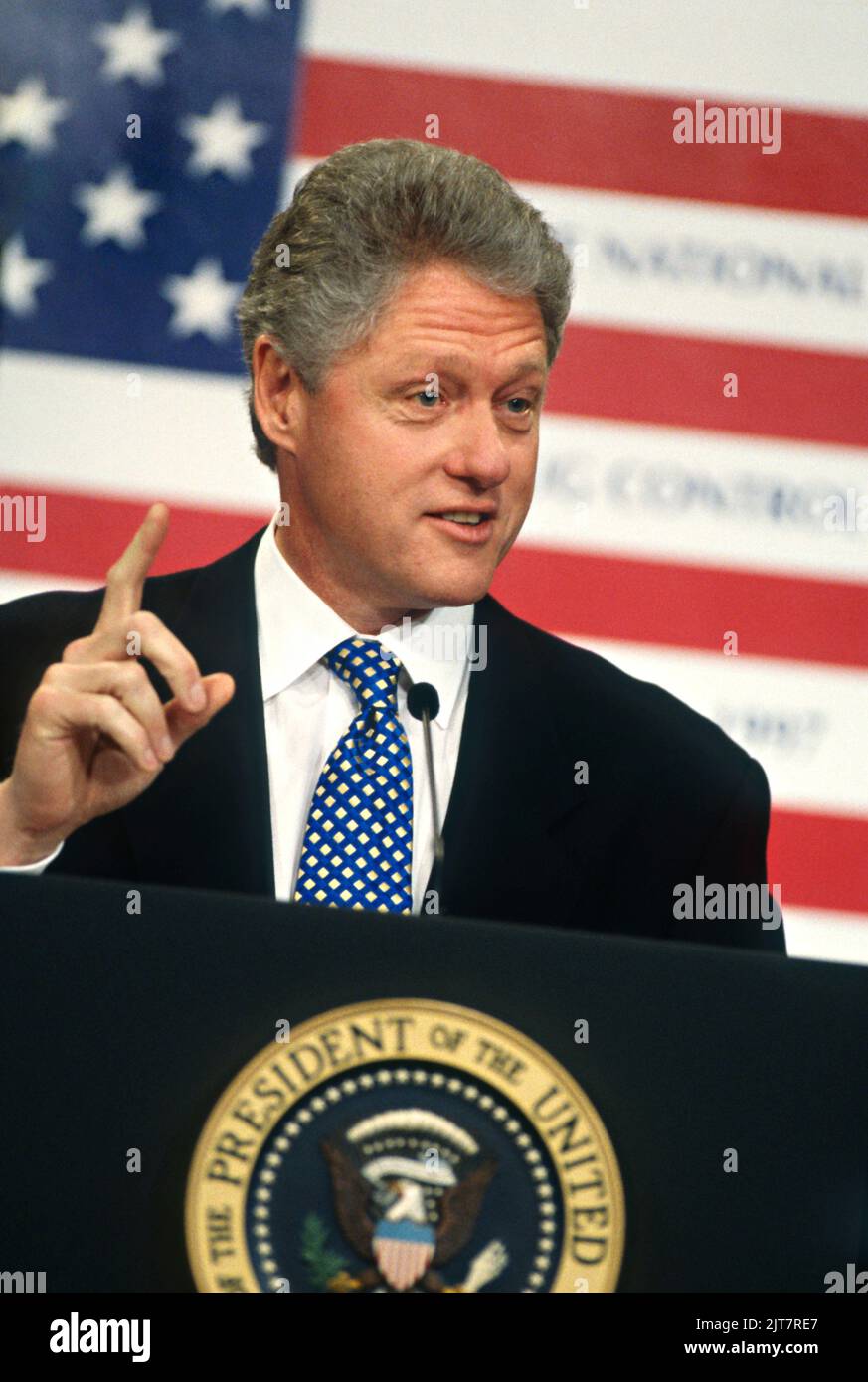 Il presidente degli Stati Uniti Bill Clinton, consegna le osservazioni durante la presentazione della sua nuova strategia di controllo della droga al vecchio edificio dell'ufficio esecutivo della Casa Bianca, 25 febbraio 1997 a Washington, D.C. Foto Stock