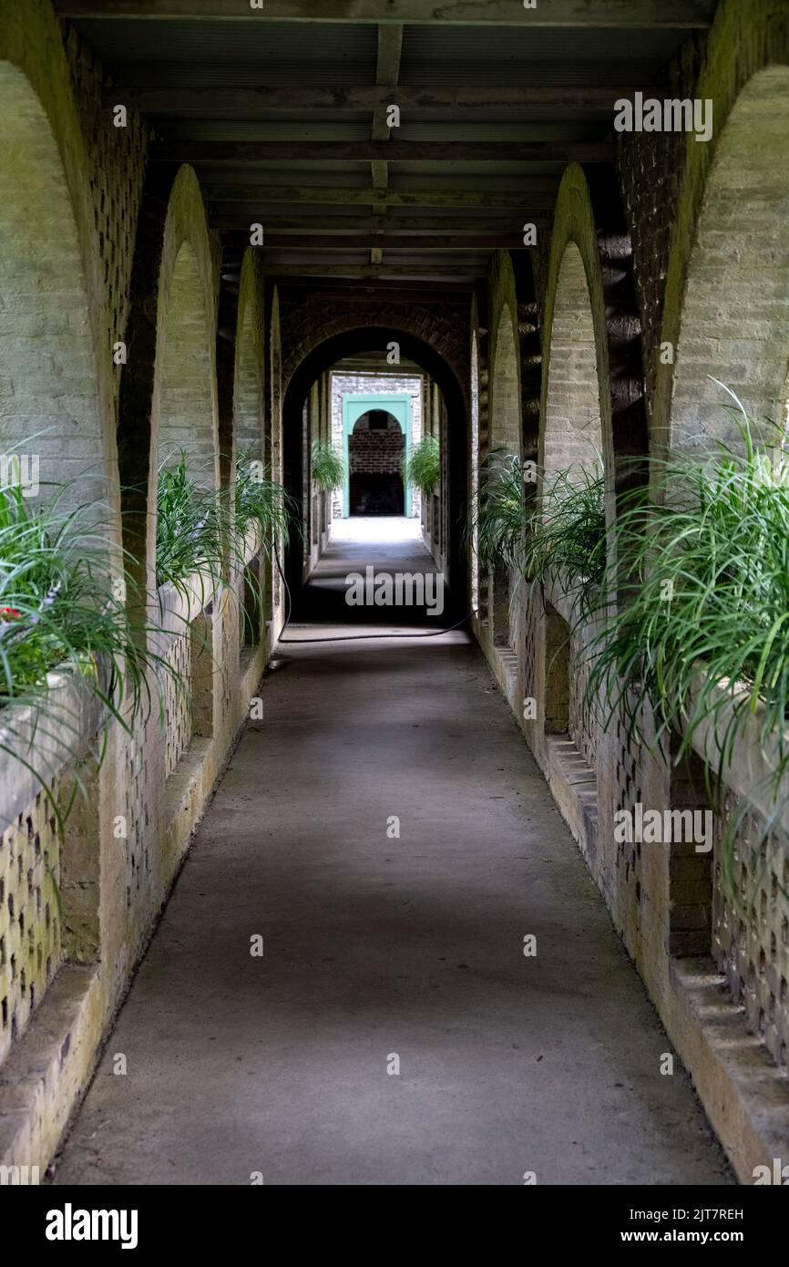 Guardando lungo il corridoio di ingresso del Castello di Atalaya in Murrells Inlet, South Carolina Foto Stock