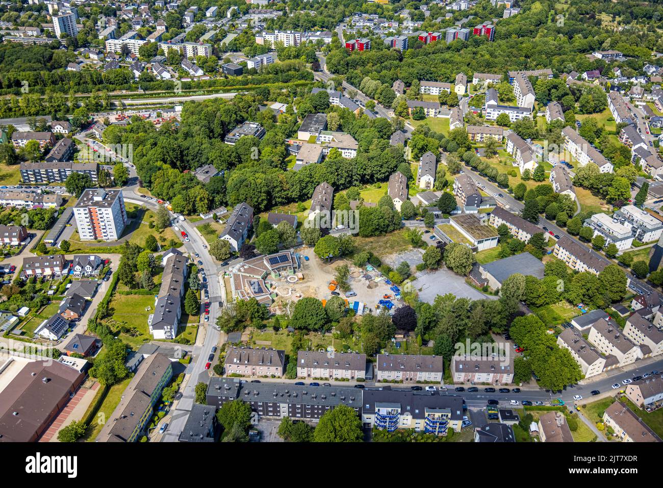 Vista aerea, cantiere e nuovo edificio del centro di cura giorno Ovest, Fontanestraße, ex proprietà della scuola elementare, nel pezzo di foresta Foto Stock