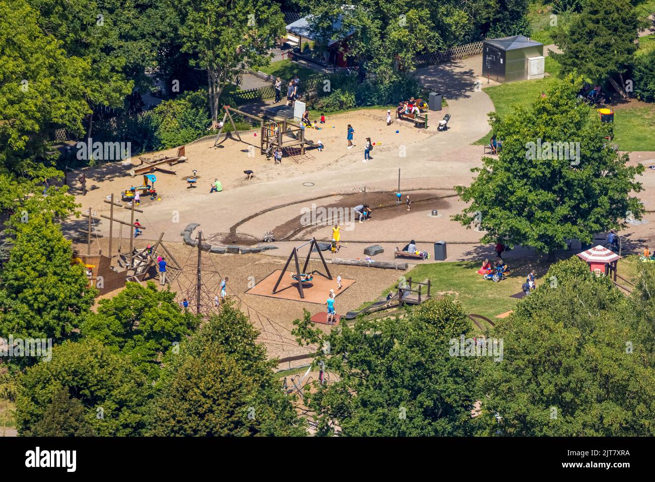 Vista aerea, parco giochi a Herminshauspark, Velbert, Ruhr, Renania settentrionale-Vestfalia, Germania, DE, Europa, parco giochi per bambini, fotografia aerea Foto Stock