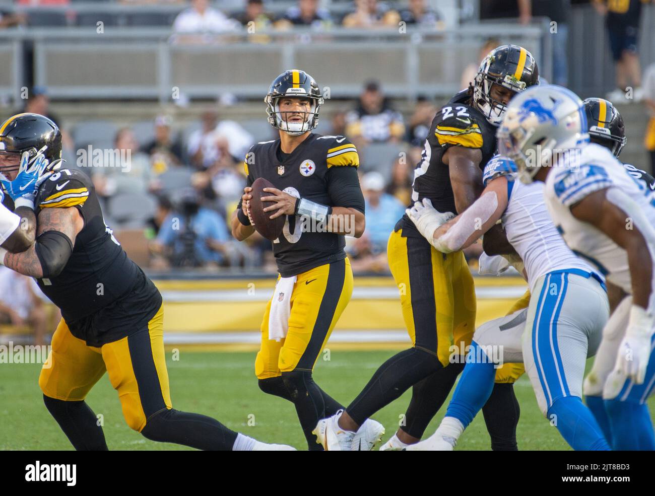 Pittsburgh, Stati Uniti. 28th ago, 2022. Pittsburgh Steelers quarterback Mitch Trubisky (10) fa un passo indietro per passare e getta per un touchdown nel secondo trimestre contro i Detroit Lions allo stadio di Acrisure Domenica, 28 agosto 2022 a Pittsburgh Foto di Archie Carpenter/UPI Credit: UPI/Alamy Live News Foto Stock