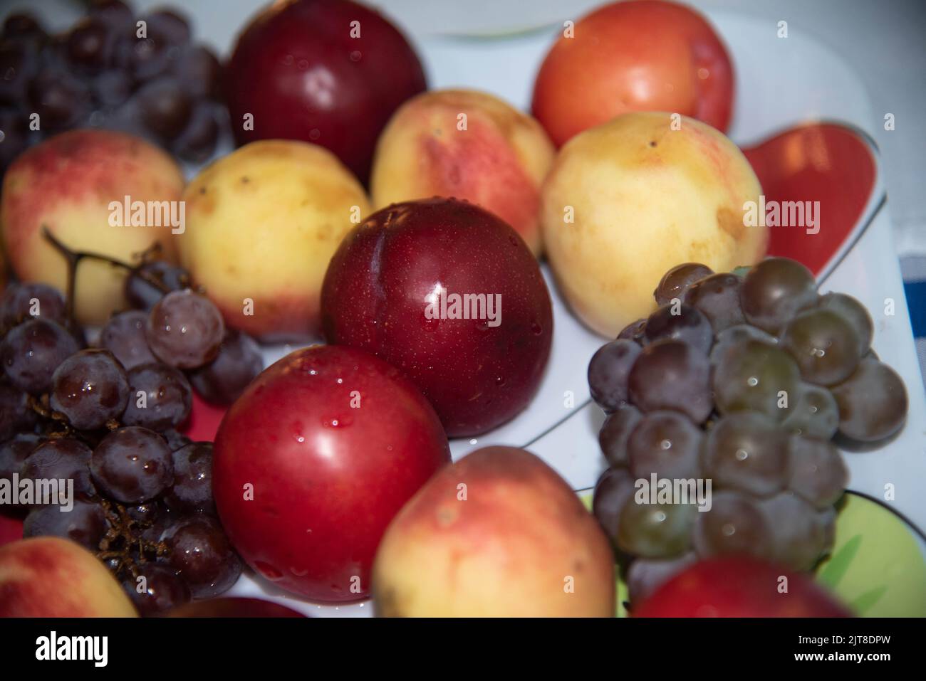 Vassoio con frutta fresca tropicale. Frutta naturale pronta a mangiare. Frutta per il succo naturale. Dessert. Frutti tipici brasiliani. Foto Stock