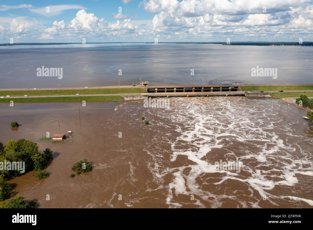 Jackson, MS - 28 agosto 2022: La diga del bacino di Ross Barnett, che alimenta il fiume Pearl, a Jackson, MS, con inondazioni dovute agli alti livelli di pioggia. Credit: Chad Robertson/Alamy Live News Foto Stock