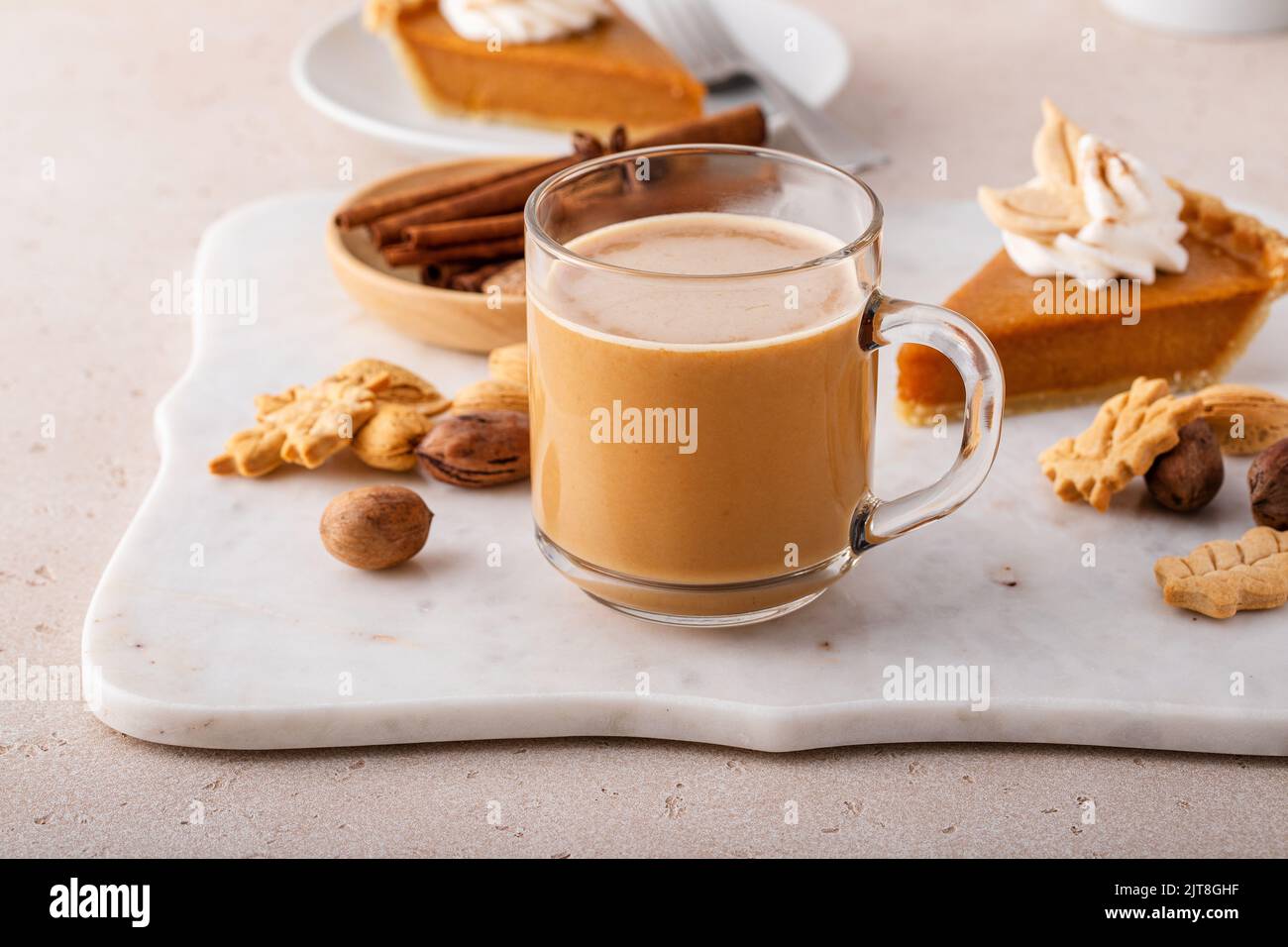 Caffè speziato di zucca su un asse di marmo, bevanda calda stagionale per l'autunno Foto Stock
