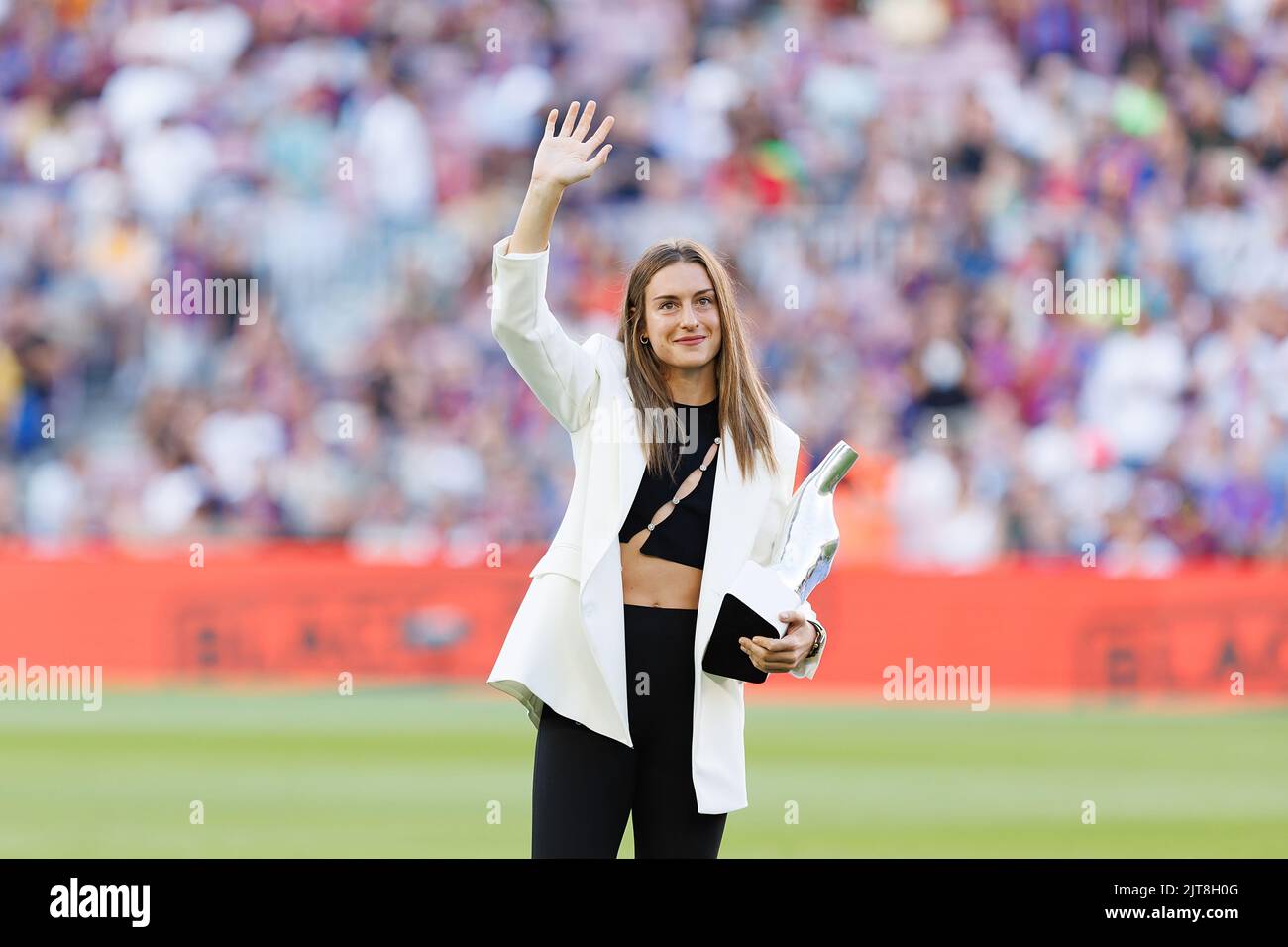 Barcellona, Spagna. 28th ago, 2022. Alexia Putellas alza il suo trofeo "miglior giocatore dell'anno 2021/2022 della UEFA Women's Best Player of the Year" in campo prima della partita di LaLiga tra il FC Barcelona e il Real Valladolid CF allo stadio Spotify Camp Nou di Barcellona, Spagna. Credit: Christian Bertrand/Alamy Live News Foto Stock