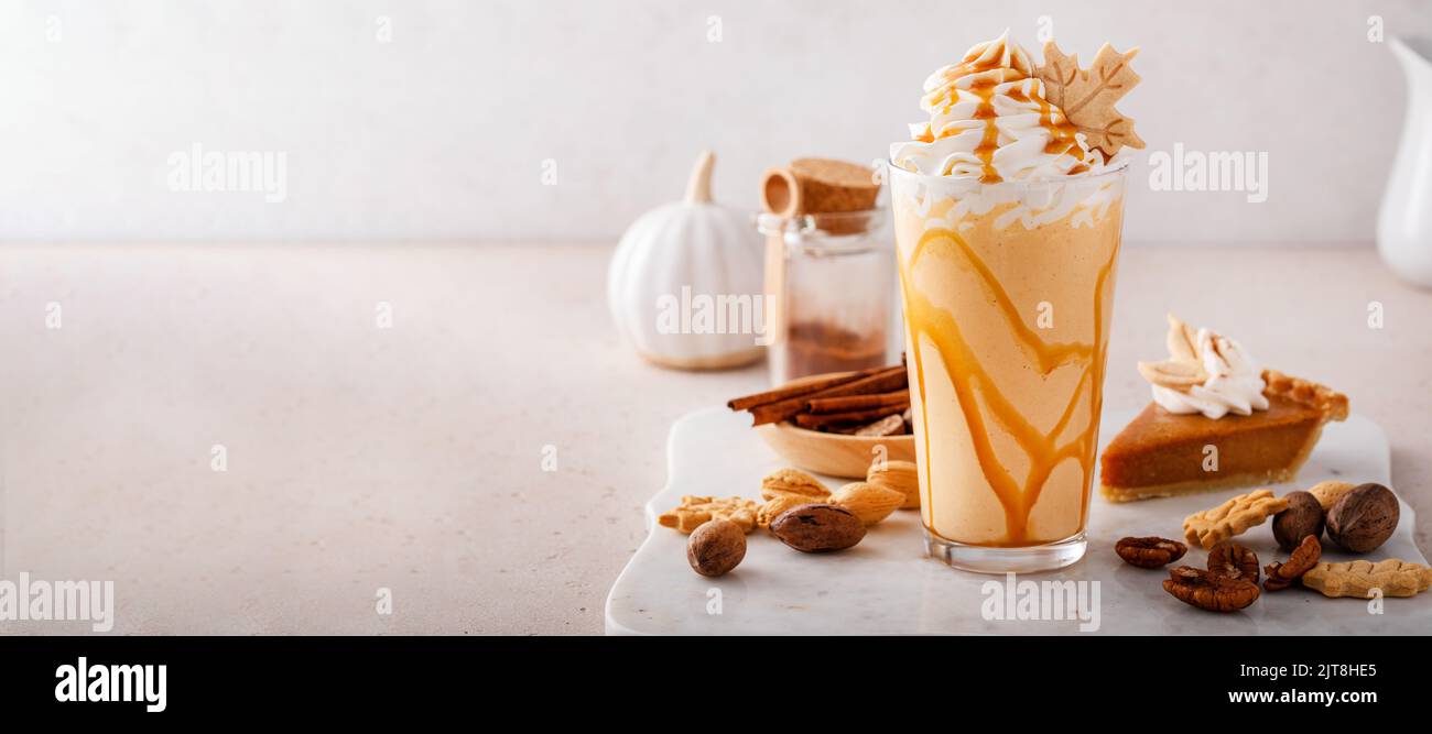 Torta di zucca milkshake con sciroppo al caramello e panna montata Foto Stock