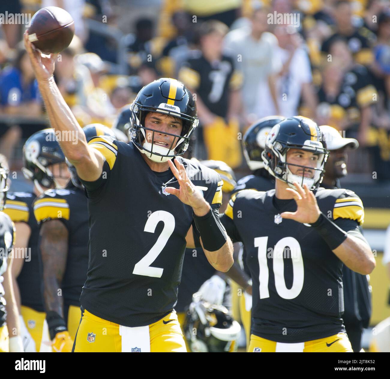 Pittsburgh, Stati Uniti. 28th ago, 2022. Pittsburgh Steelers Quarterback Mason Rudolph (2) e Pittsburgh Steelers Quarterback Mitch Trubisky (10) scaldarsi prima dell'inizio della vittoria degli Steelers 19-9 contro i Detroit Lions allo stadio di ascrisure domenica 28 agosto 2022 a Pittsburgh Photo by Archie Carpenter/UPI Credit: UPI/Alamy Live News Foto Stock