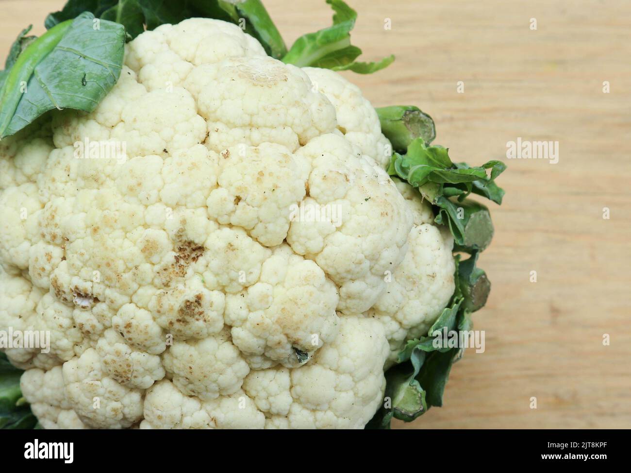 foto ravvicinata del cavolfiore su un tagliere di legno Foto Stock