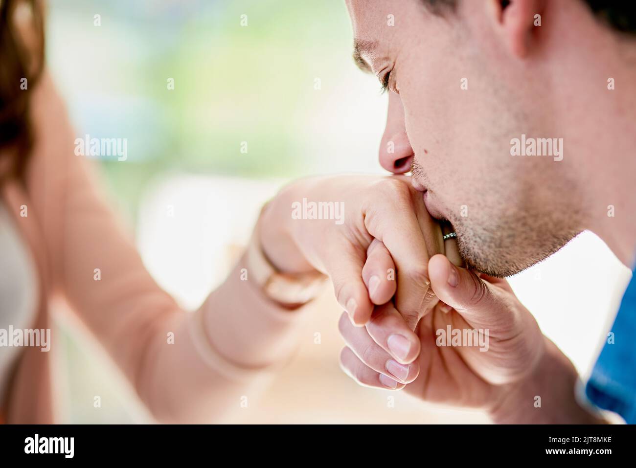 ID Dive la mia vita per voi. Primo piano di un giovane che bacia la mano dei fidanzati. Foto Stock
