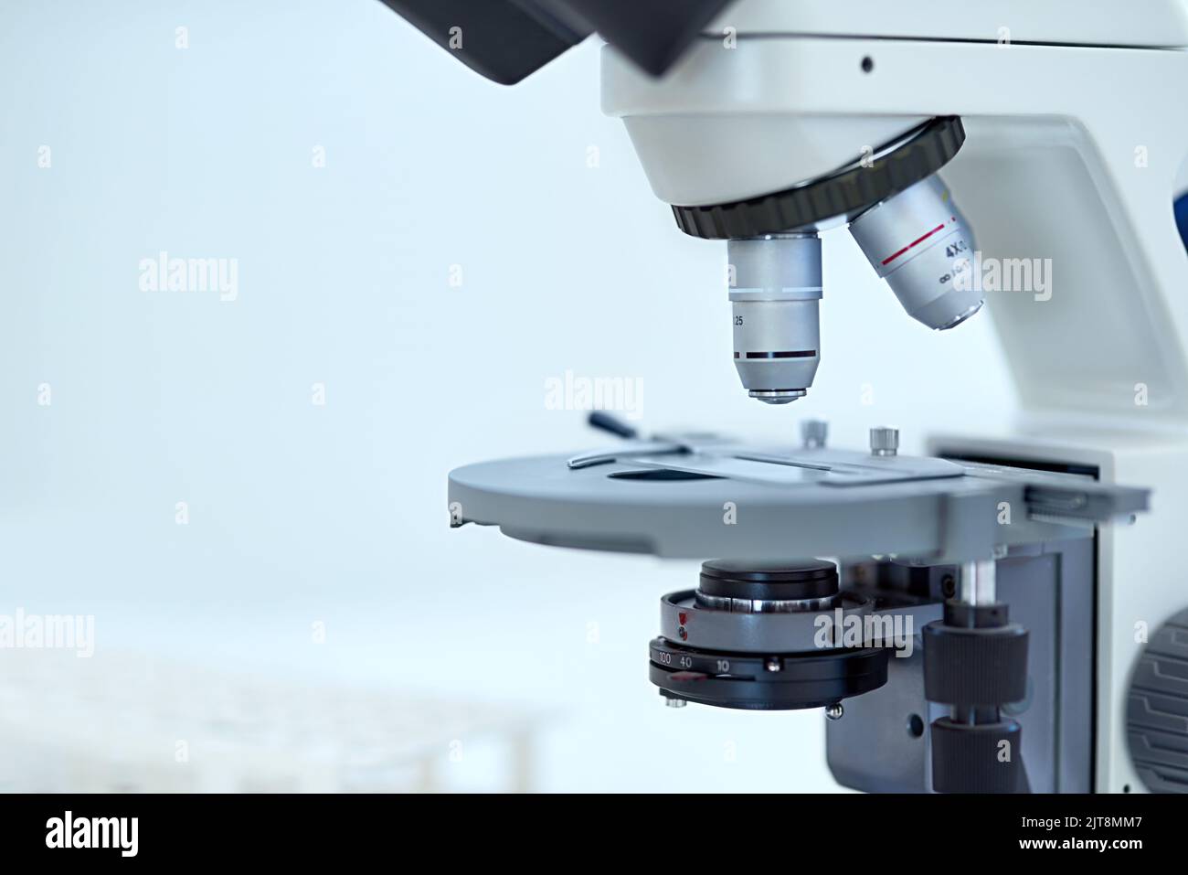 La scienza è interprete della natura, un microscopio in laboratorio. Foto Stock