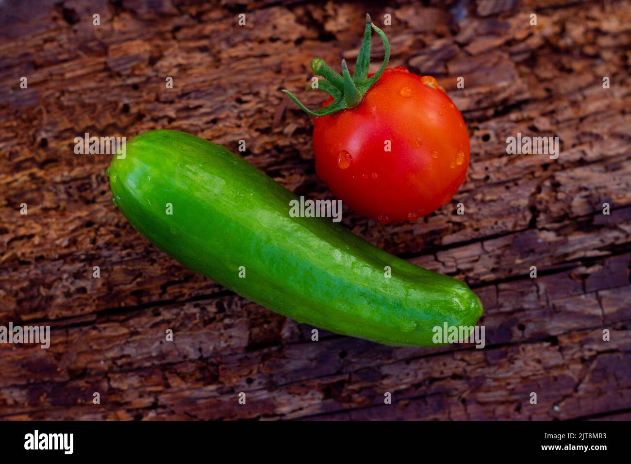 Pomodoro e insalata su sfondo di legno. Verdure fresche. Frutta umida. Copia space.selective focus. Foto Stock