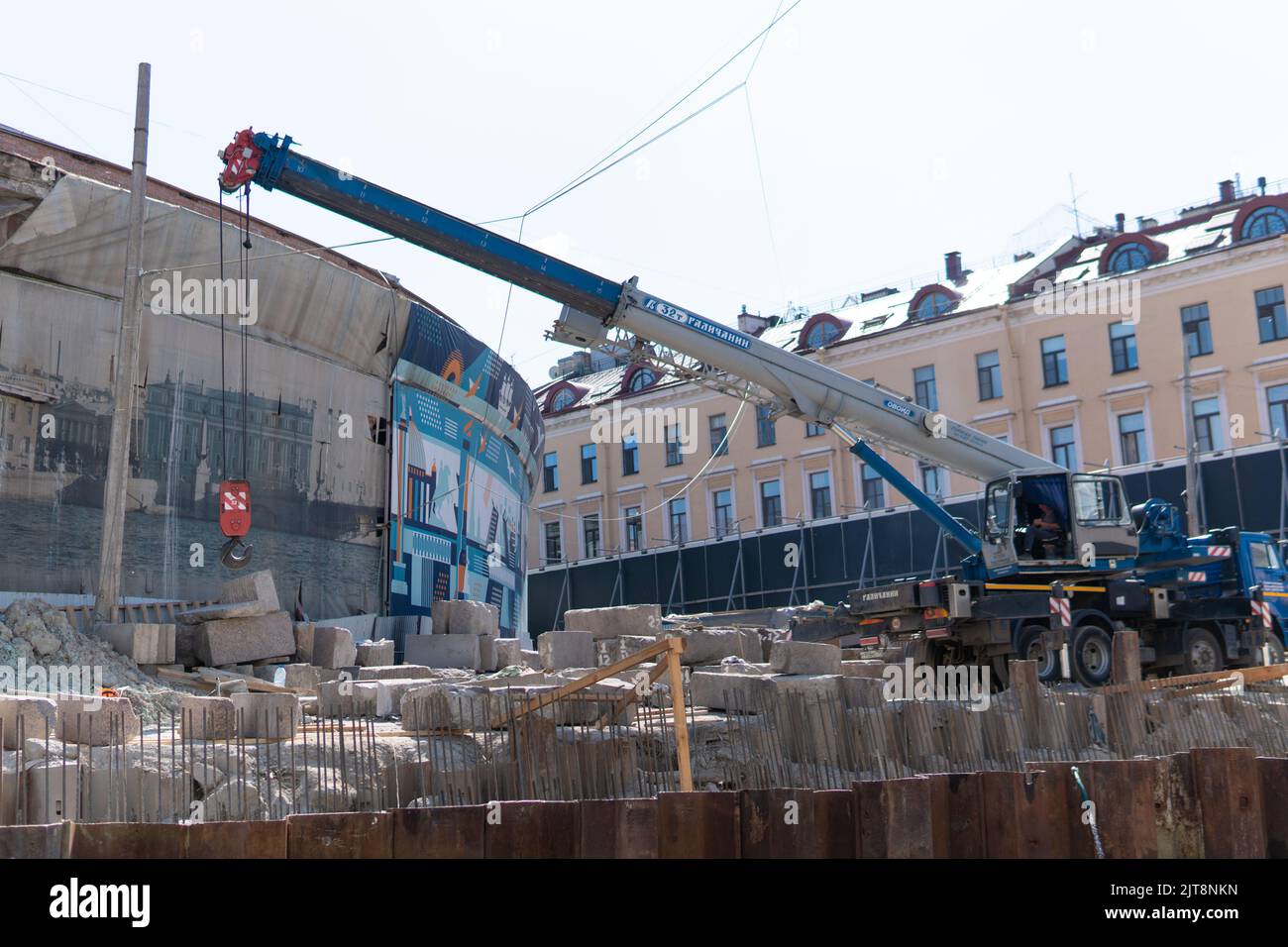 RUSSIA, PETERSBURG - 20 AGOSTO 2022: Gru mobile camion cantiere costruzione macchina di lavoro veicoli, dal sollevamento pesante dalla capacità per il braccio urbano Foto Stock