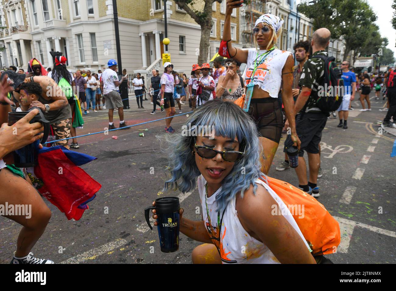 Londra, Regno Unito, 28th agosto 2022, la festa di strada più grande d'Europa è tornata dopo due anni. 1000S persone hanno partecipato al Notting Hill Carnival di Londra, Andrew Lalchan Photography/Alamy Live News Foto Stock