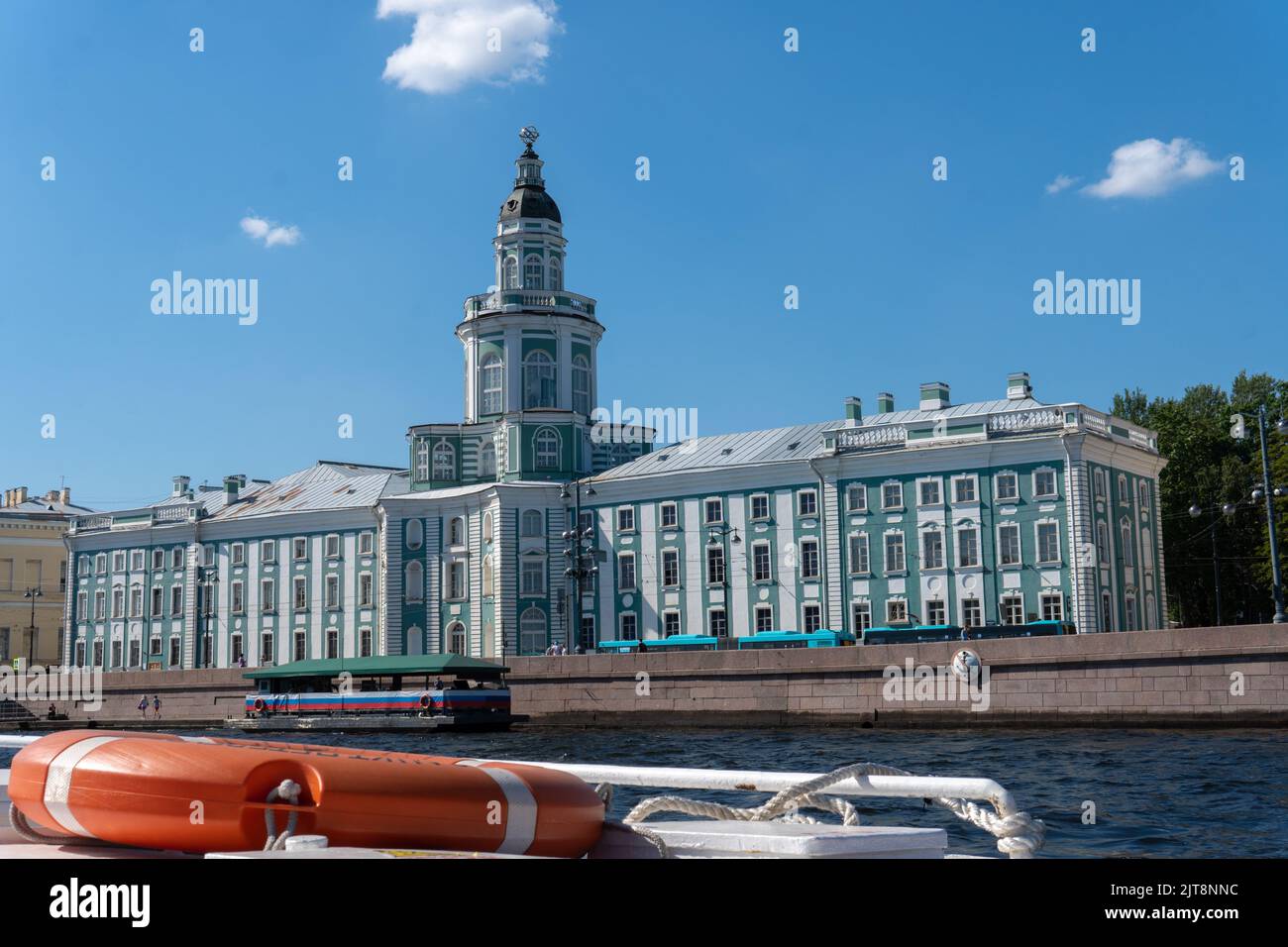 RUSSIA, PIETROBURGO - 20 AGOSTO 2022: Vela arte cerchio fiume san pietroburgo Piazza d'oro pietroburgo, design concept verde in famoso da luogo cielo, blu Foto Stock