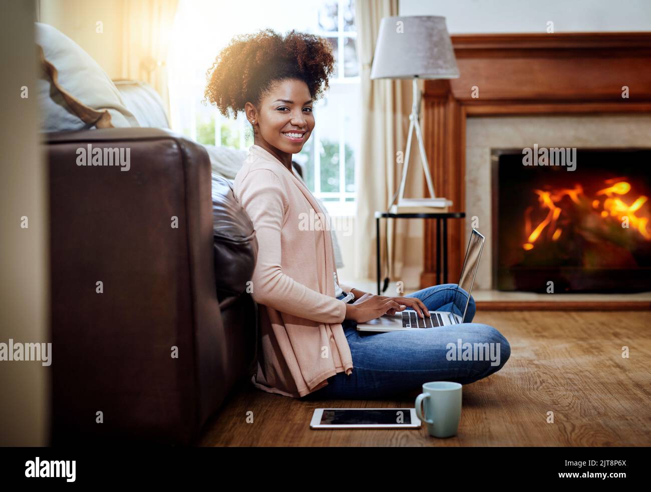 Intrattenimento del fine settimana organizzato. Ritratto di una giovane donna che utilizza un notebook in una giornata rilassante a casa. Foto Stock