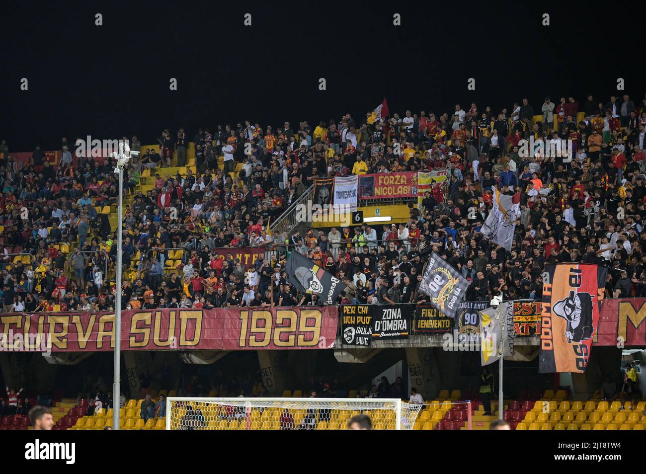 28 de agosto de 2022, Benevento, Italia: L'allenatore del Frosinone Calcio  Fabio Grosso hablando con el árbitro Luca Pairetto durante el partido de  Fútbol Italiano Serie B 2022/2023 entre Benevento vs Frosinone