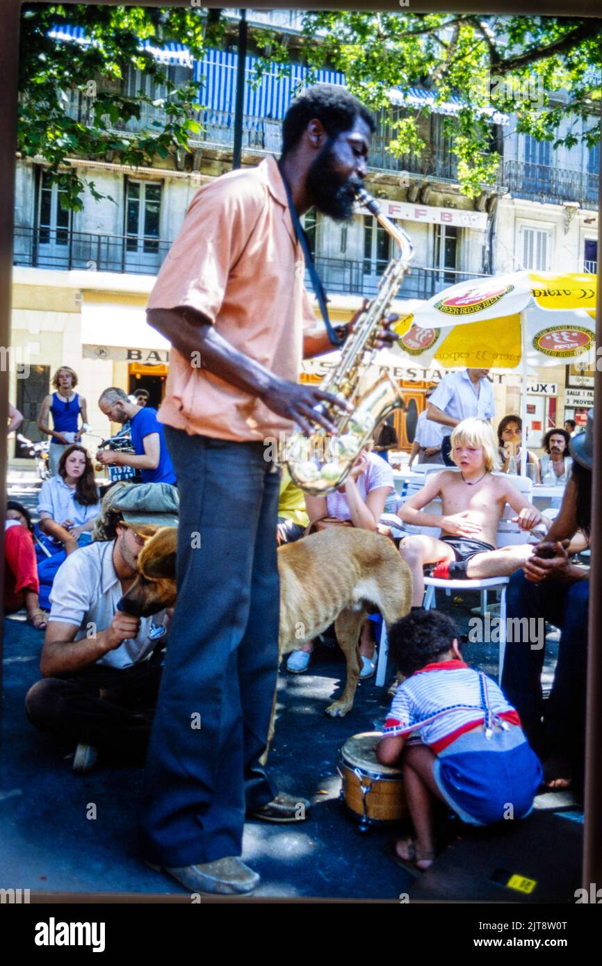 Gli hippies si riuniscono negli spazi pubblici per fare musica e appendere fuori durante l'edizione 33rd del Festival d'Avignone ad Avignone, Provenza, Francia, estate del 1979 Foto Stock