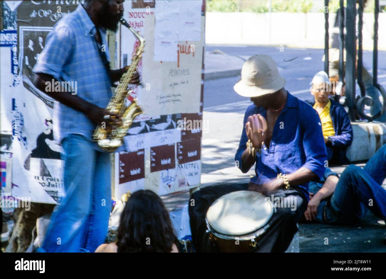 Gli hippies si riuniscono negli spazi pubblici per fare musica e appendere fuori durante l'edizione 33rd del Festival d'Avignone ad Avignone, Provenza, Francia, estate del 1979 Foto Stock
