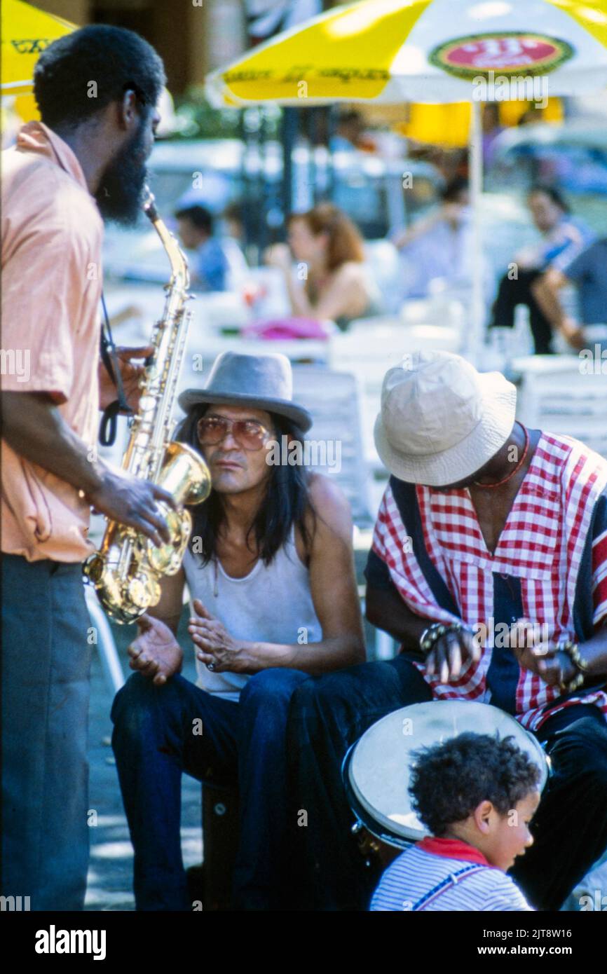 Gli hippies si riuniscono negli spazi pubblici per fare musica e appendere fuori durante l'edizione 33rd del Festival d'Avignone ad Avignone, Provenza, Francia, estate del 1979 Foto Stock