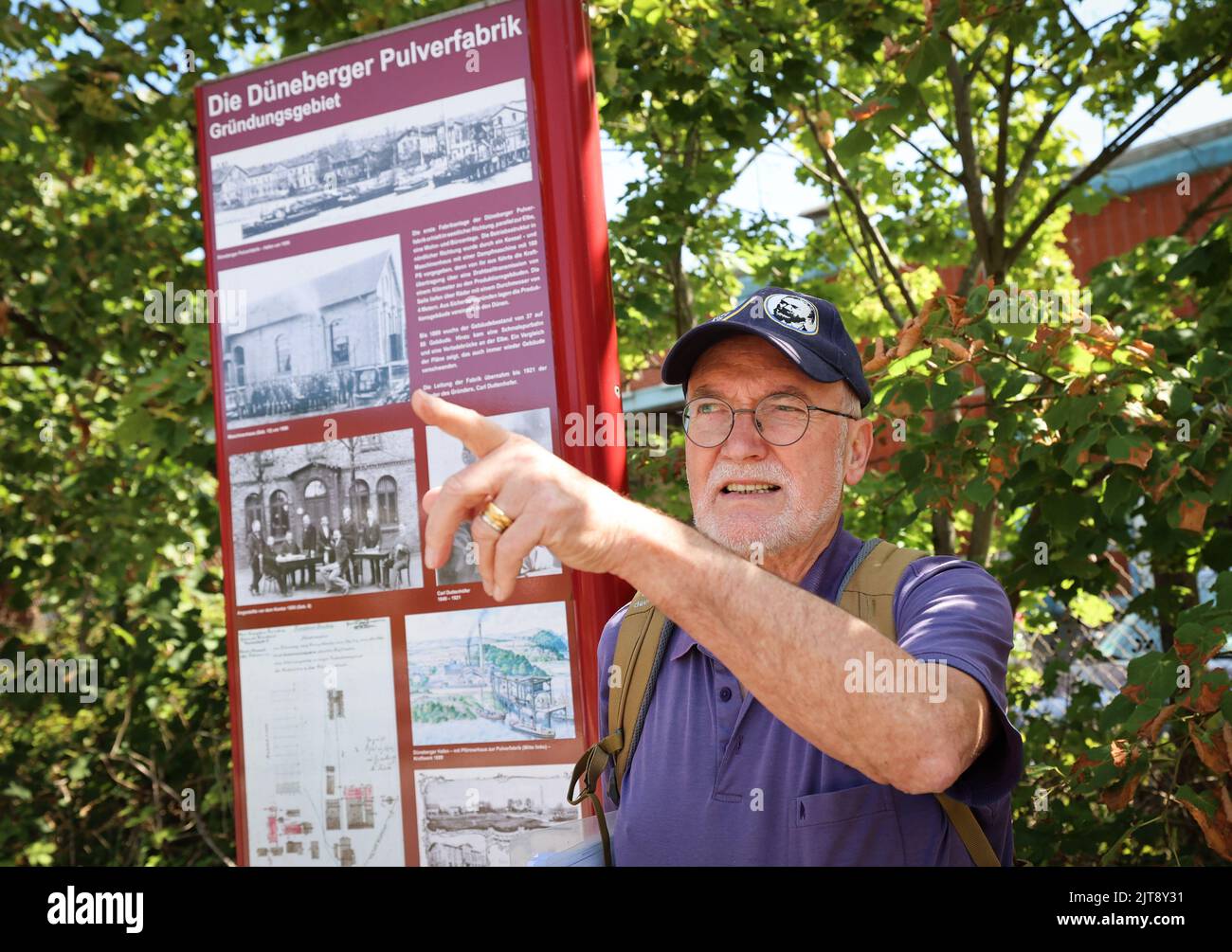 Geesthacht, Germania. 02nd ago, 2022. Jochen Meder, Förderkreis Industriemuseum Geesthacht, si trova di fronte a una bacheca informativa durante un tour dell'ex fabbrica di polveri da sparo di Düneberg. I resti di una fabbrica di polvere da sparo, una volta gigantesca, si trovano ancora sulle colline sabbiose di Besenhorst, sulla riva Geesthacht dell'Elba, nei pressi di Amburgo. (A dpa: 'Le dune di Geesthacht nascondono rovine immerse nella storia') Credit: Christian Charisius/dpa/Alamy Live News Foto Stock