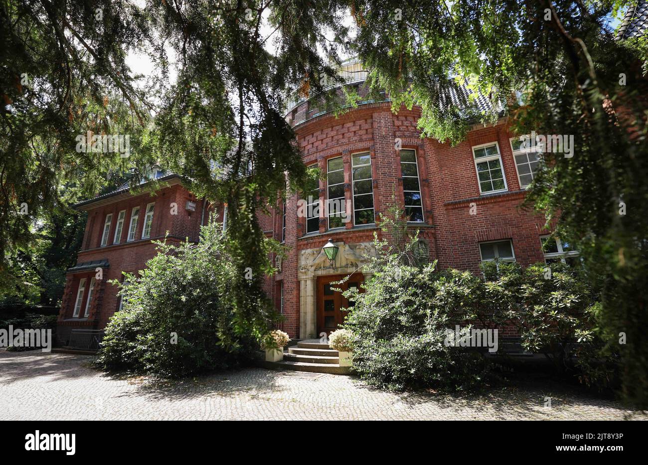 Geesthacht, Germania. 02nd ago, 2022. L'ex edificio amministrativo sul sito della fabbrica di polveri da sparo di Düneberg può essere visto in un tour con il Geesthacht Industrial Museum Support Group. I resti di una fabbrica di polvere da sparo, una volta gigantesca, si trovano ancora nelle dune di sabbia di Besenhorst sulla riva Geesthacht dell'Elba, vicino Amburgo. (A dpa: 'Le dune di Geesthacht nascondono rovine immerse nella storia') Credit: Christian Charisius/dpa/Alamy Live News Foto Stock