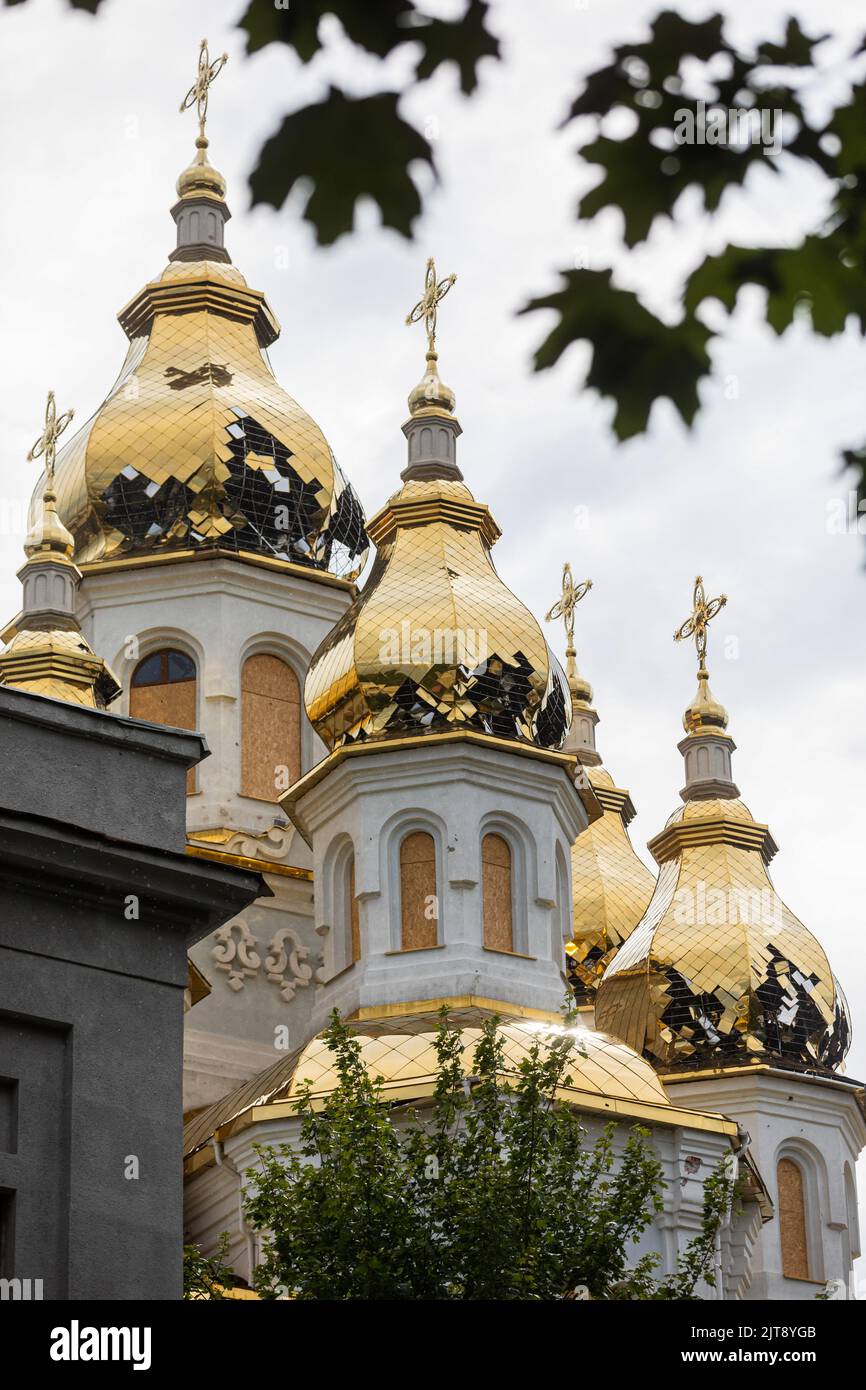 Kharkiv, Ucraina. 28th luglio, 2022. Cupole danneggiate della chiesa a causa del bombardamento di artiglieria da parte delle truppe russe. Per le strade ci sono crateri da esplosioni di conchiglie e un'auto rovesciata. Le strade di Kharkiv durante la guerra con la Federazione russa. (Foto di Mykhaylo Palinchak/SOPA Images/Sipa USA) Credit: Sipa USA/Alamy Live News Foto Stock