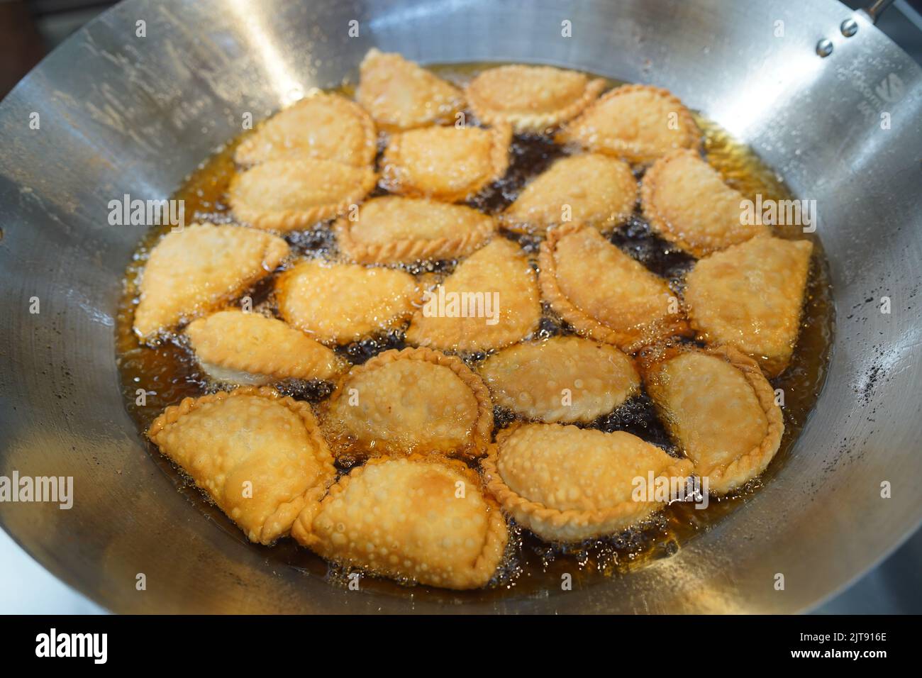 Torte pastello o pastello Goreng vengono fritti in una padella insieme con olio da cucina Foto Stock