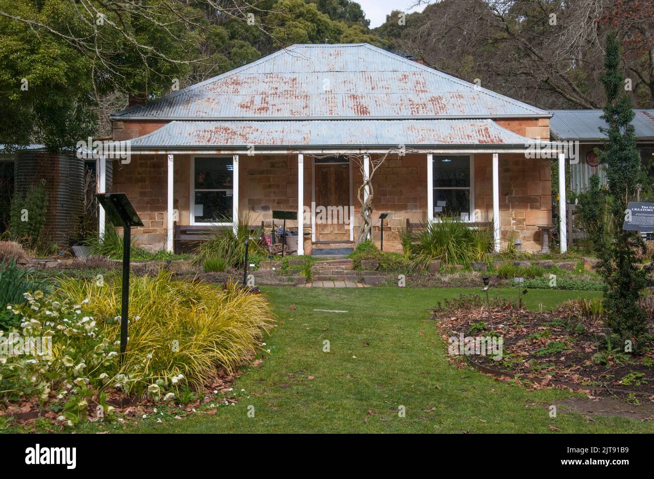 1860s cottage in pietra al Giardino di St Erth, Blackwood, sul sito della città di Simmons Reef, Victoria, Australia Foto Stock