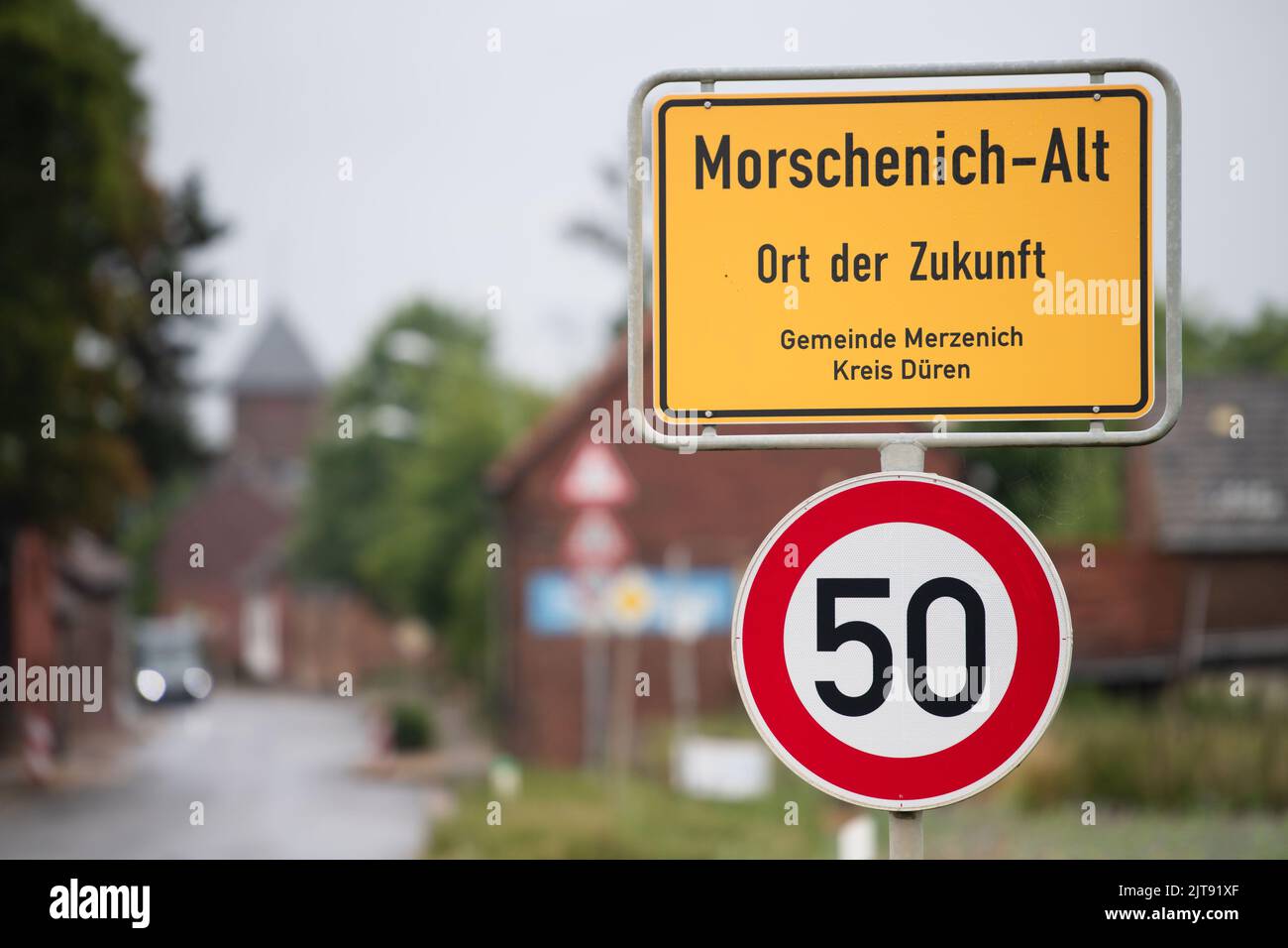 Morschenich, Germania. 21st luglio, 2022. Il cartello all'ingresso di Morschenich-Alt Il piccolo villaggio di Morschenich, presso la miniera a cielo aperto di Hambach, avrebbe dovuto far posto agli escavatori ligniti. Ma questo piano è stato abbandonato. Ora i pianificatori vogliono respirare nuova vita nel villaggio già quasi abbandonato (a dpa 'il luogo che rimane: Aperto villaggio pit Morschenich cerca un futuro') Credit: Marius Becker/dpa/Alamy Live News Foto Stock