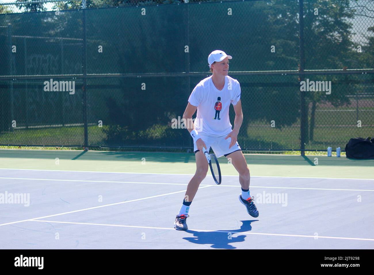 Jannik peccatore d'Italia pratica il suo tennis al National Bank Open di Montreal, QC, Canada. Agosto 6, 2022. Foto Stock