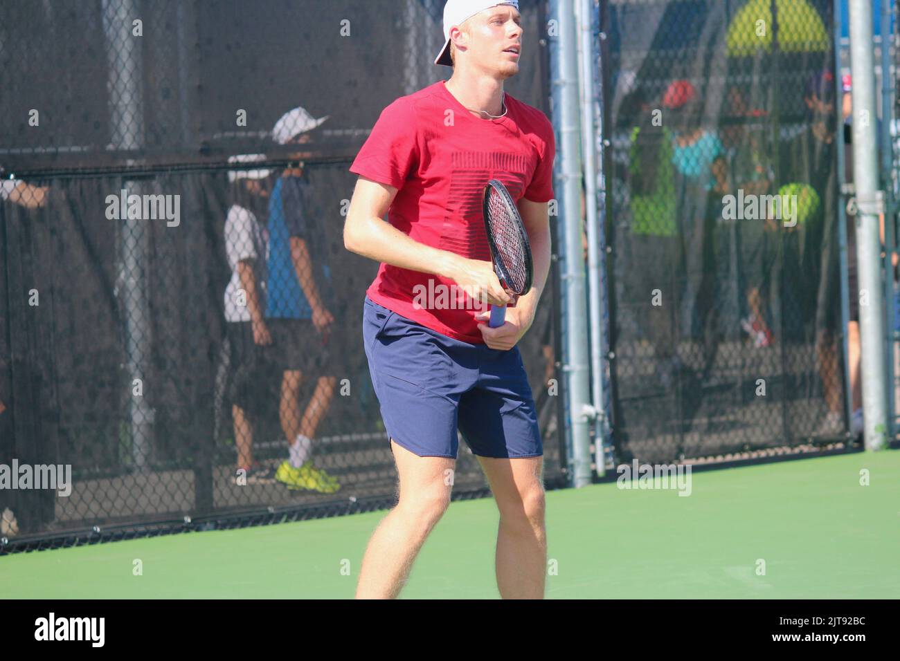 Il tennista canadese Denis Shapovalov pratica in un campo presso il National Bank Open di Montreal, Quebec. Agosto 6, 2022. Foto Stock