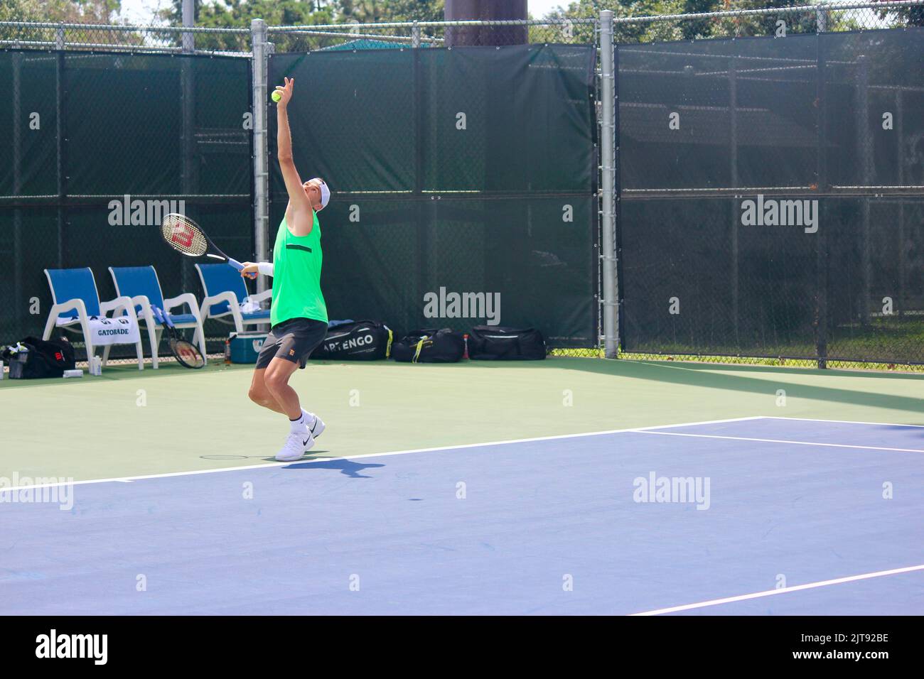 Tennista bulgaro Grigor Dimitrov che pratica su un campo presso il National Bank Open 2022. Foto Stock
