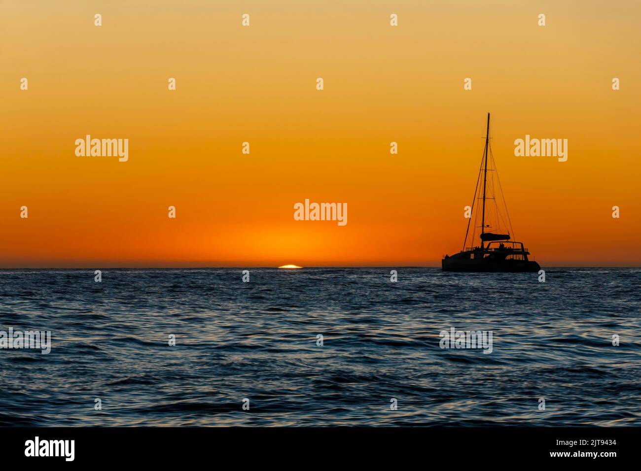 Barche di mare sullo sfondo del sole riflesso nelle onde Foto Stock