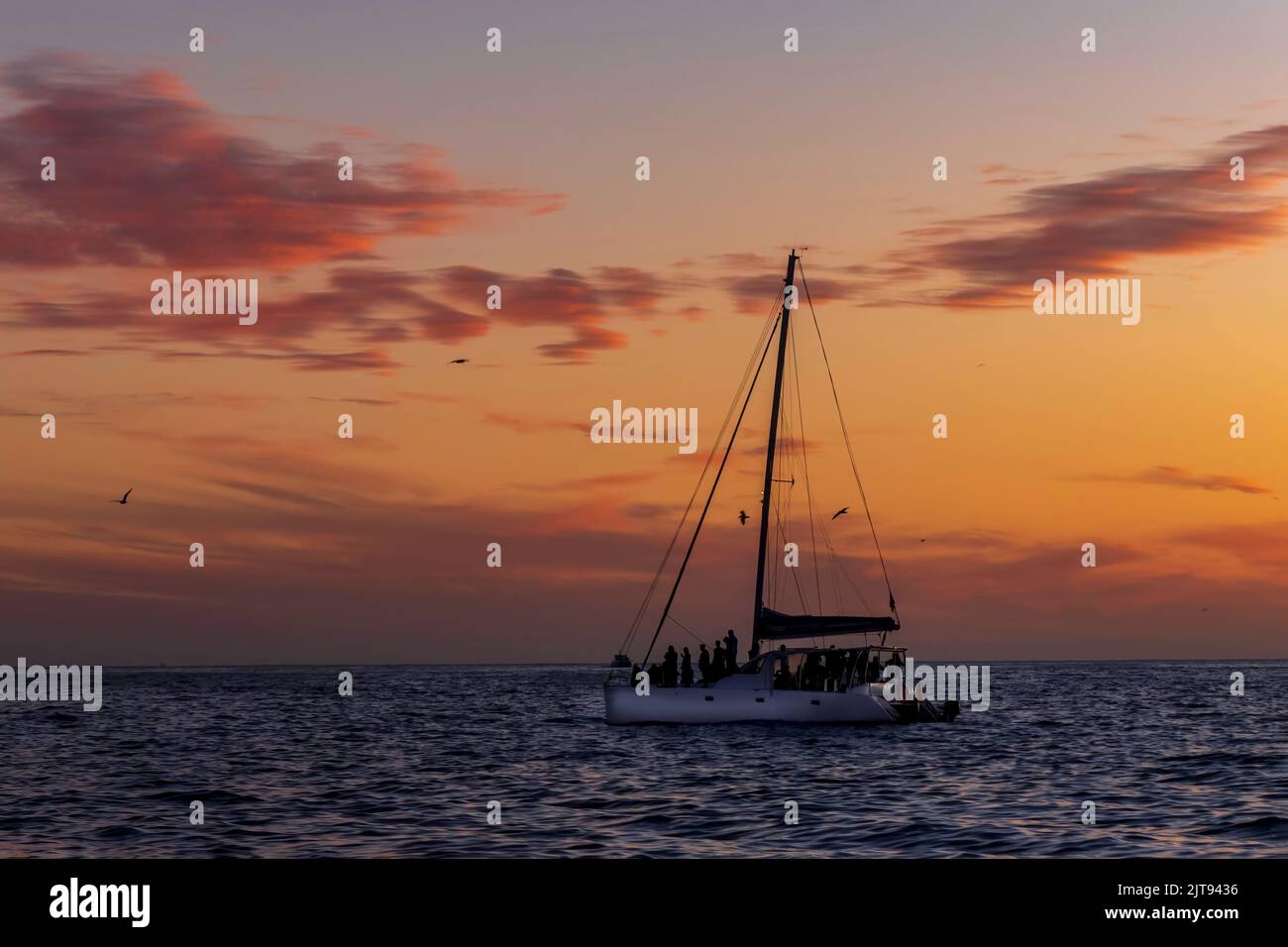Barche di mare sullo sfondo del sole riflesso nelle onde Foto Stock