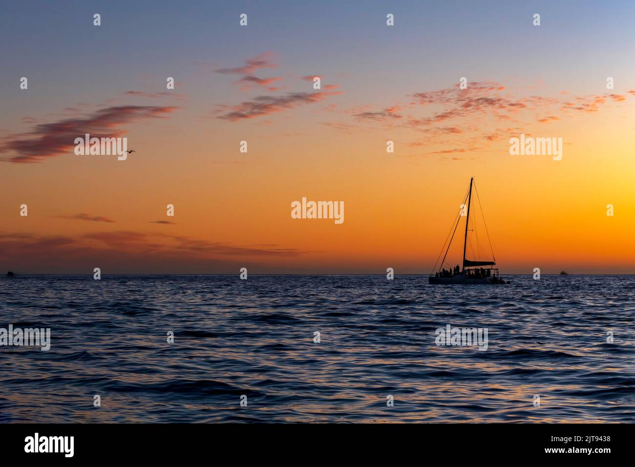 Barche di mare sullo sfondo del sole riflesso nelle onde Foto Stock