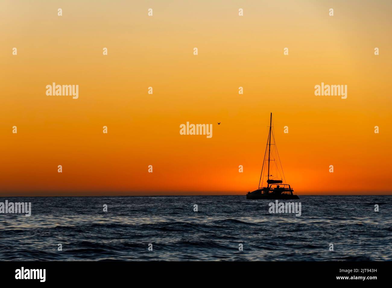 Barche di mare sullo sfondo del sole riflesso nelle onde Foto Stock