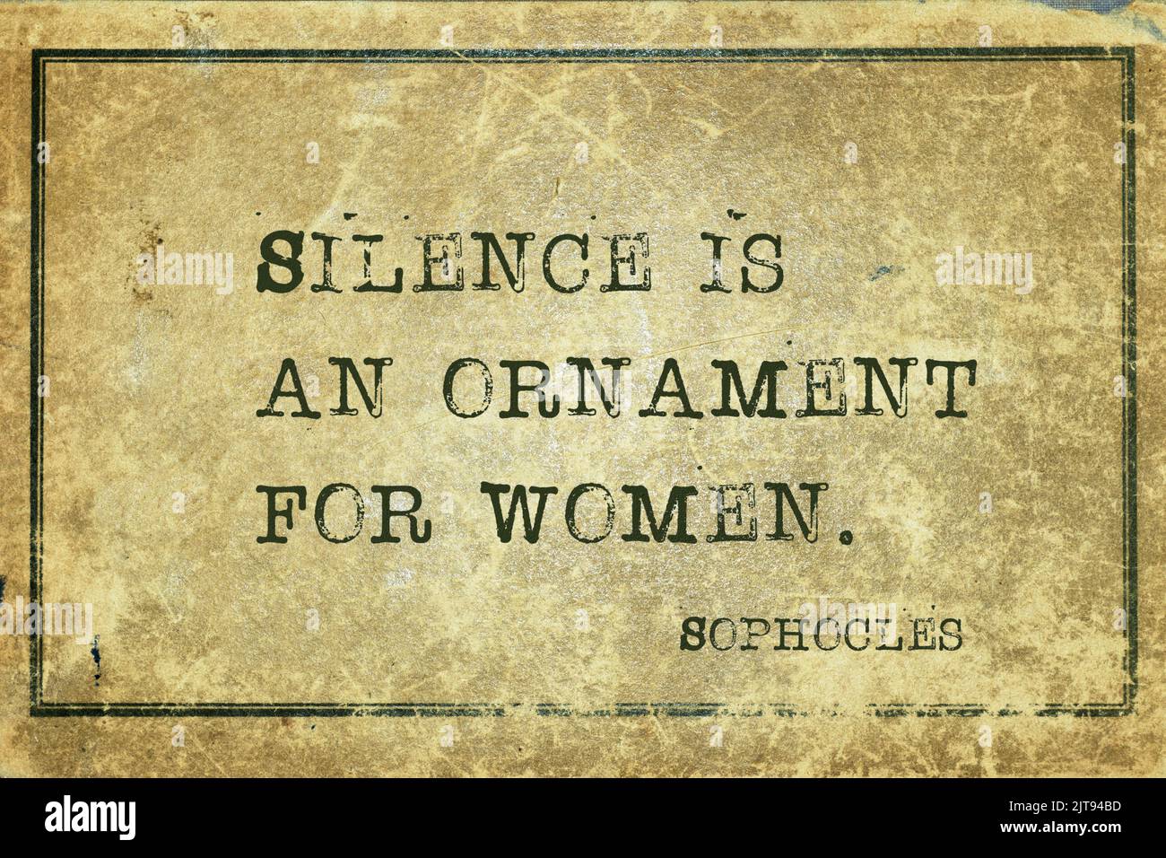 Il silenzio è un ornamento per le donne - l'antica citazione del filosofo greco Sophocles è stampata su un cartoncino vintage grunge Foto Stock