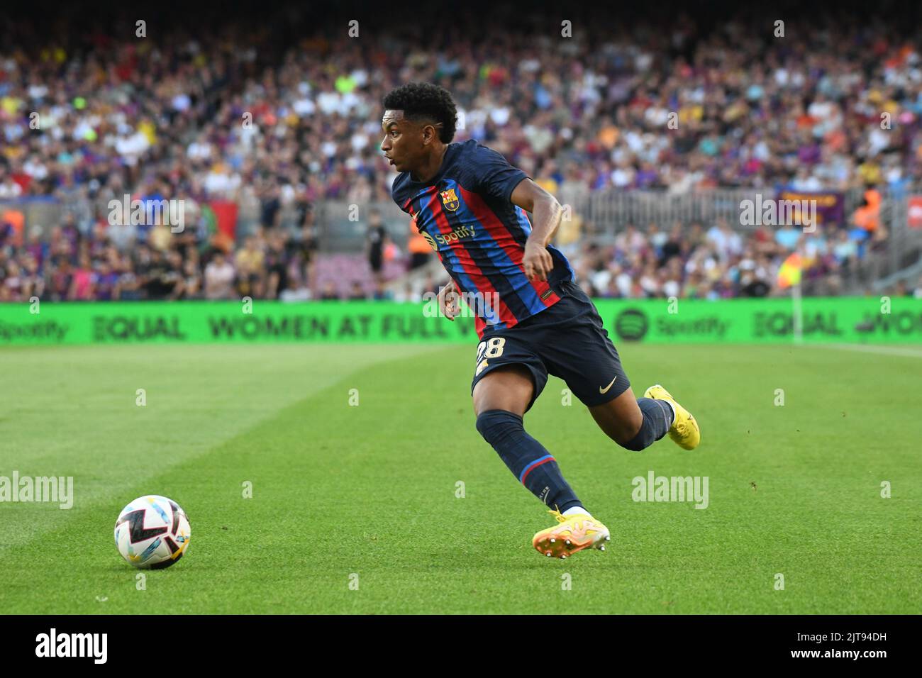 Barcellona, Spagna. 28th ago, 2022. BARCELLONA, SPAGNA - 28 AGOSTO: Il giocatore del FC Barcelona combatte per la palla con il giocatore del Real Valladolid CF durante la partita della Liga tra il FC Barcelona e il Real Valladolid CF a Barcellona il 28 agosto 2022 nello stadio Spotify Camp Nou, Inghilterra. (Foto di Sara Aribó/PxImages) Credit: PX Images/Alamy Live News Foto Stock
