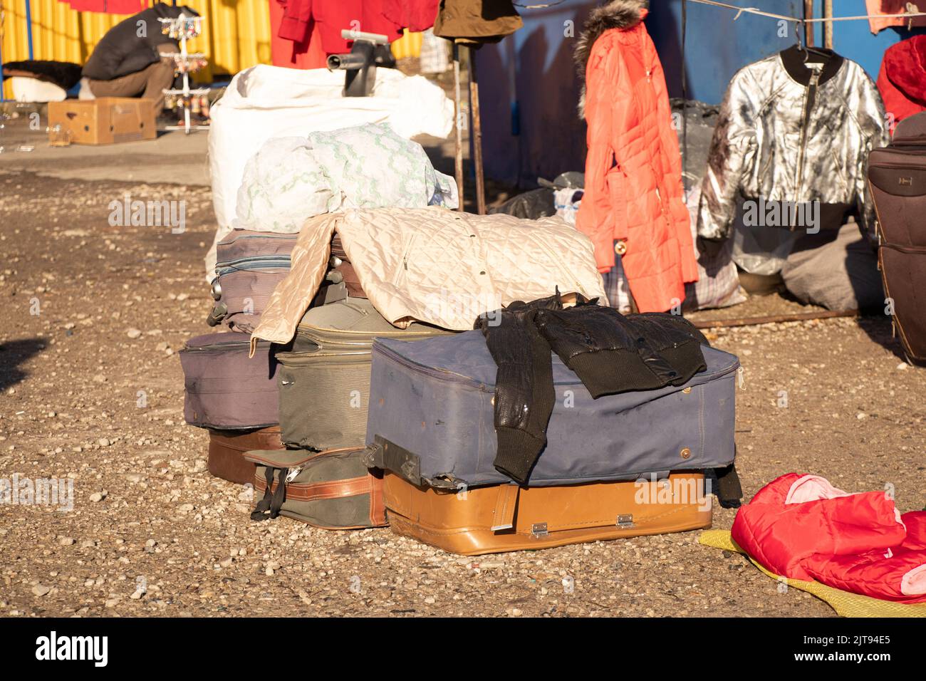 vecchie cose sporche in valigie sulla strada al sole nei bazar in vendita, vecchie cose e valigie Foto Stock