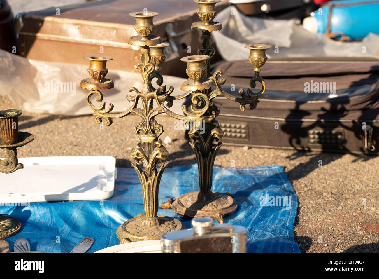 Un vecchio candelabro sorge al sole in un bazar in una città in Ucraina, un candelabro retrò Foto Stock