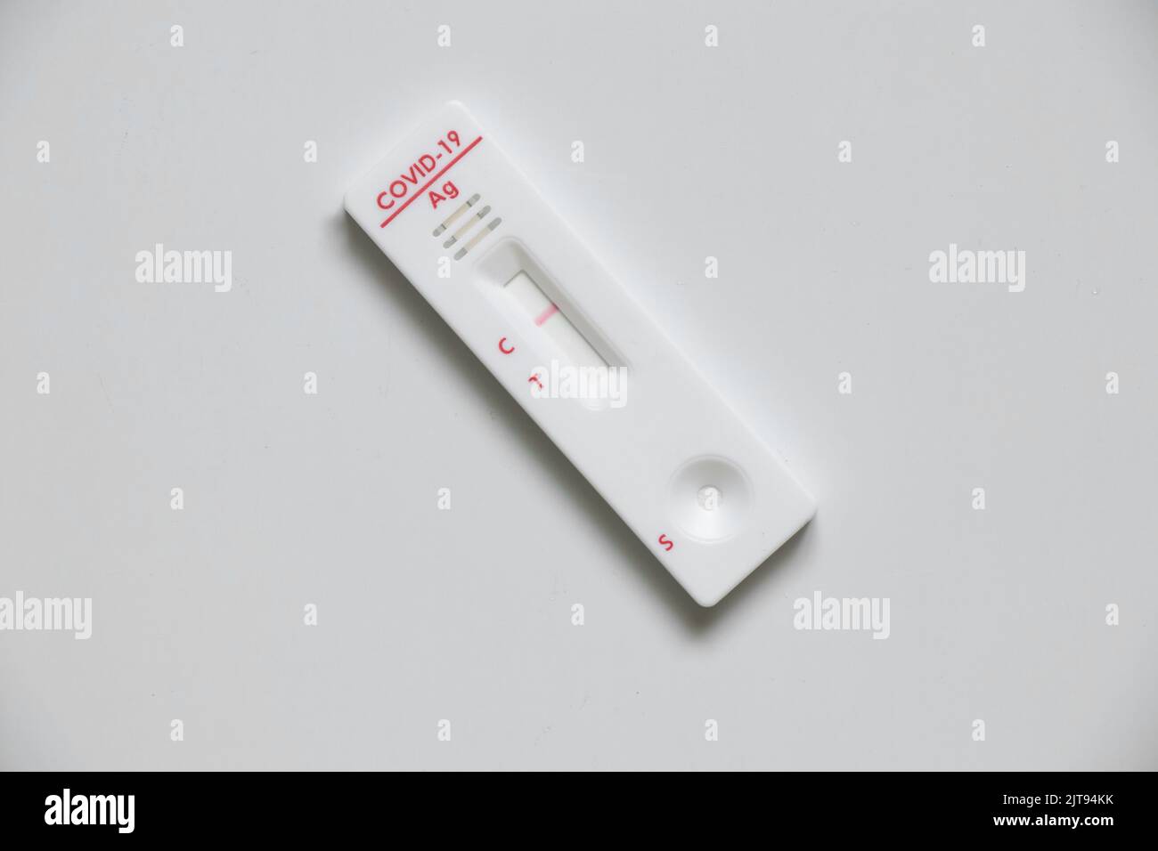 Il test del covid negativo si trova su fondo isolato, test anticorpale Foto Stock