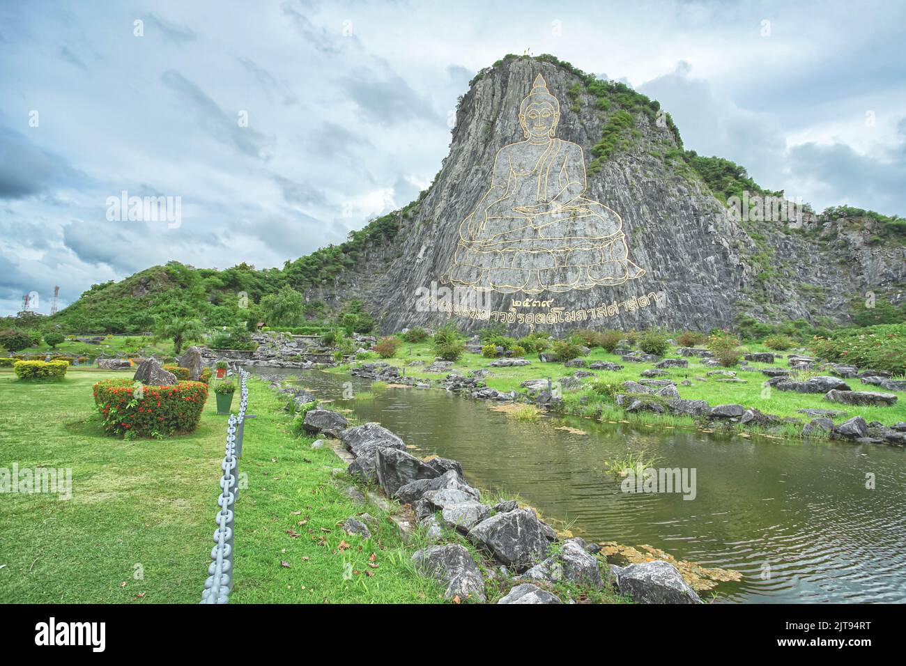 Il punto di riferimento di Pattaya la montagna di Buddha a Khao Chi Chan, collina calcarea di Na Chom Thian Chonburi, Tailandia.(traduzione: Nome dell'immagine di Budda Phra Phuttha M Foto Stock