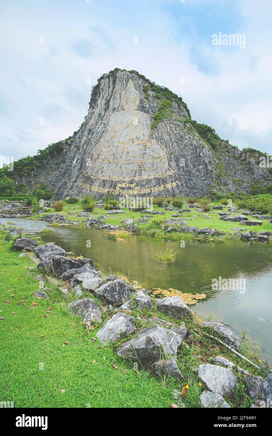 Il punto di riferimento di Pattaya la montagna di Buddha a Khao Chi Chan, collina calcarea di Na Chom Thian Chonburi, Tailandia.(traduzione: Nome dell'immagine di Budda Phra Phuttha M Foto Stock