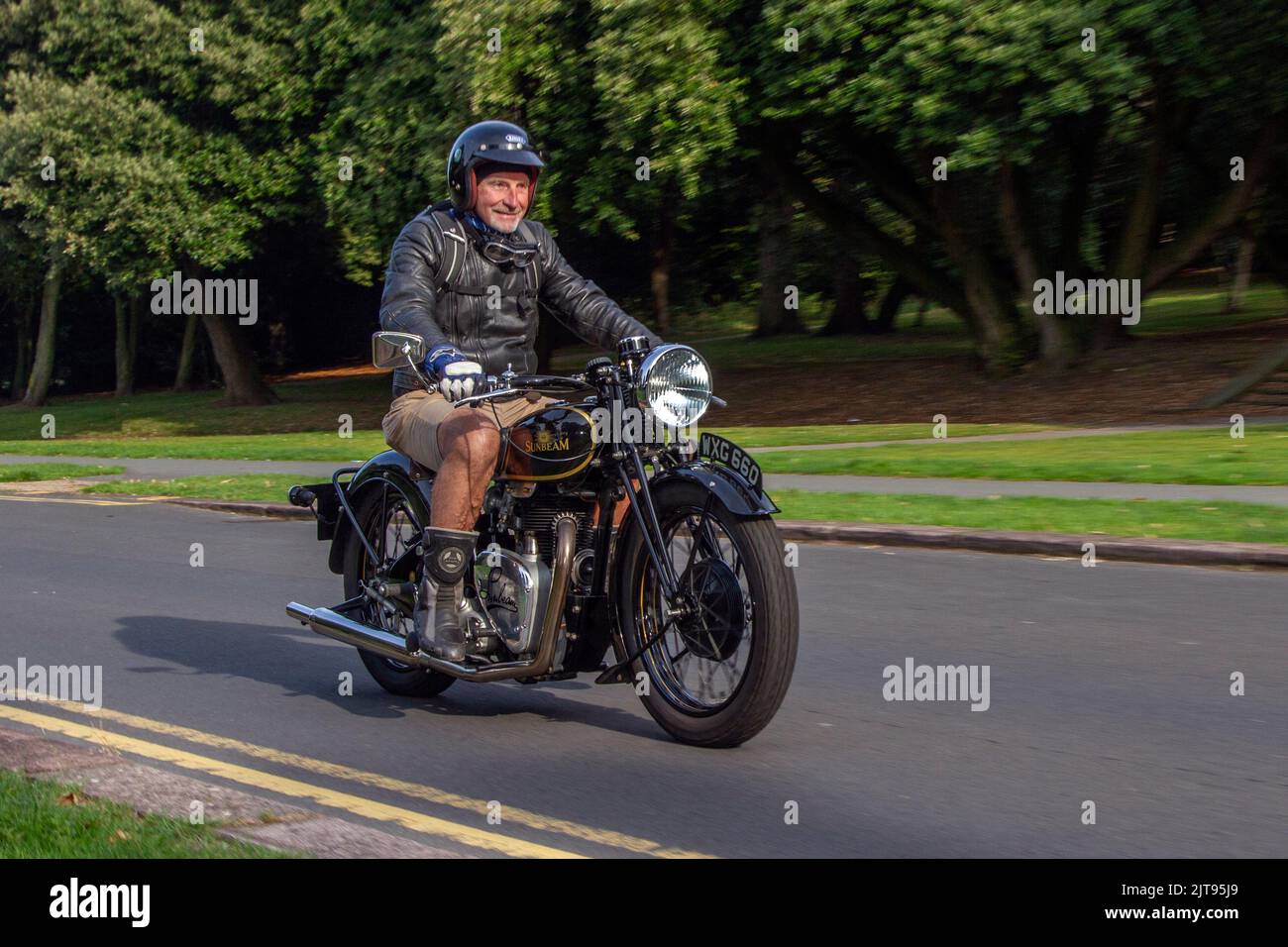 1939 30s anni trentina di motociclo a benzina SUNBEAM B24 347cc prima della guerra; arrivo all'annuale Stanley Park Classic Car Show nei Giardini Italiani. Stanley Park Classics Yesteryear Motor Show Hosted by Blackpool Vintage Vehicle Preservation Group, UK. Foto Stock