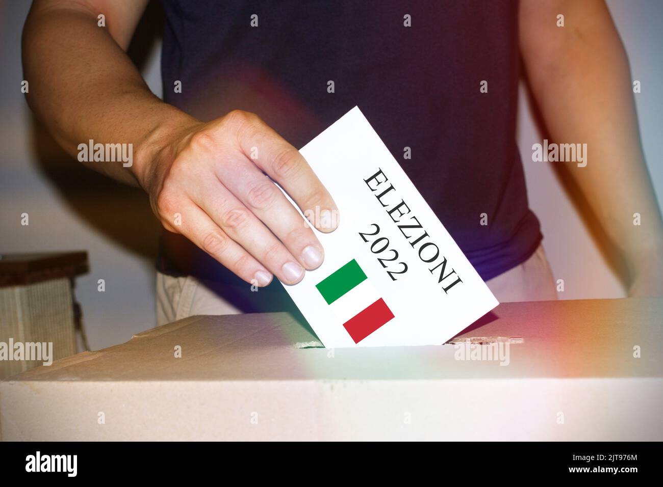 Voto di persona, concetto di elezioni in Italia 2022. Foto Stock