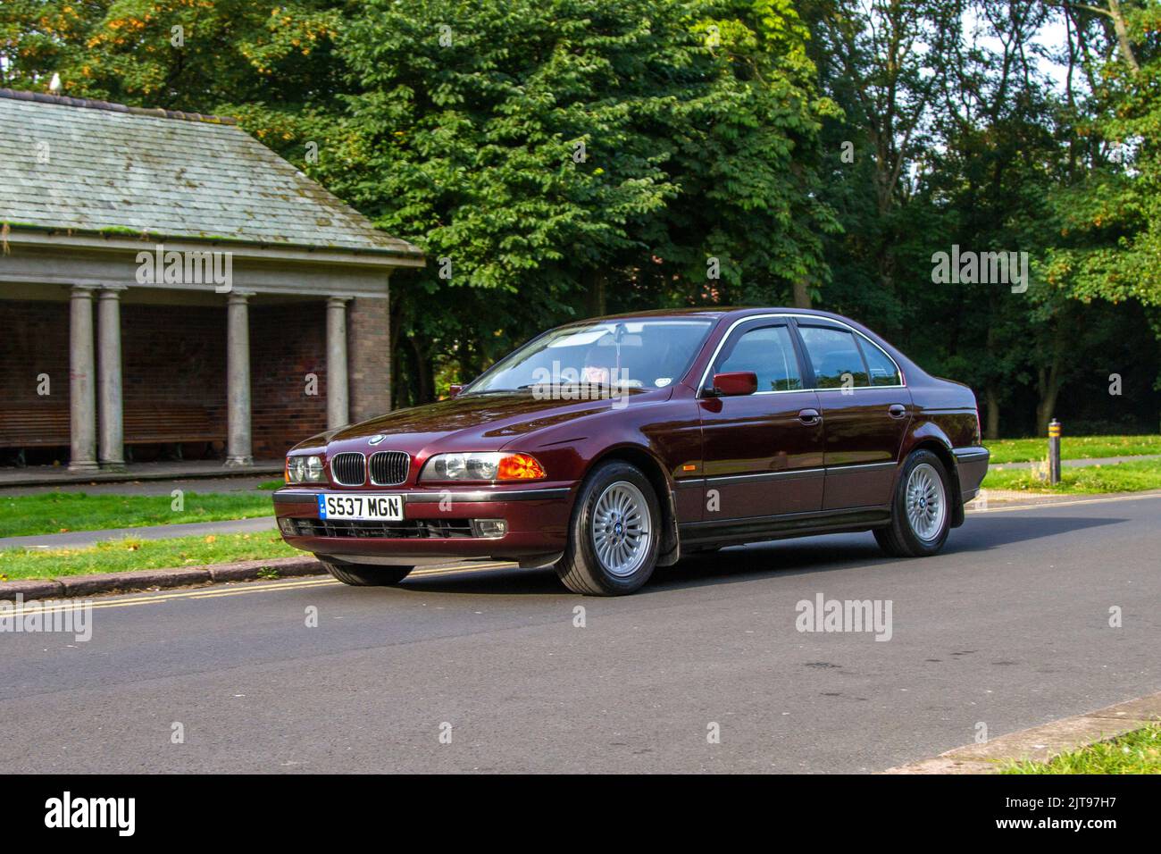 1998 90s N90 Red BMW 523I 2500cc benzina berlina; arrivo all'annuale Stanley Park Classic Car Show nei Giardini Italiani. Stanley Park Classics Yesteryear Motor Show Hosted by Blackpool Vintage Vehicle Preservation Group, UK. Foto Stock