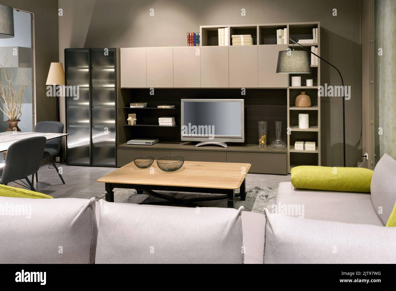Interno del soggiorno con mobili contemporanei e TV con schermo bianco in nuovo appartamento Foto Stock