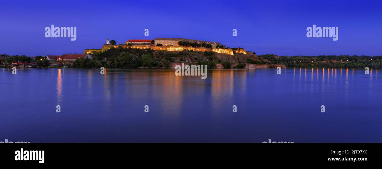 Fortezza panoramica di Petrovaradin di notte dal Danubio a Novi Sad, Serbia Foto Stock